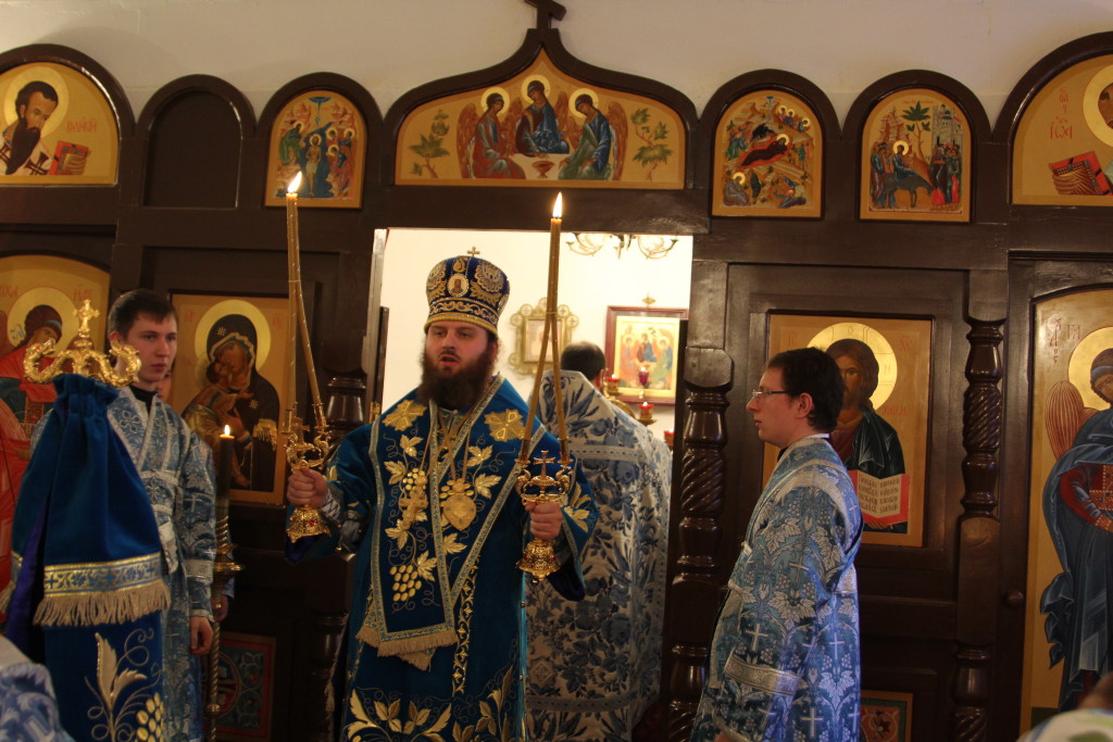 10 декабря 2012 года, в день празднования в честь иконы Божией Матери "Знамение" состоялась первая архиерейская служба в Знаменском храме д. Марьино